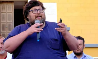 Arresto Mario Adinolfi, il politico costretto a risarcire le vittime
